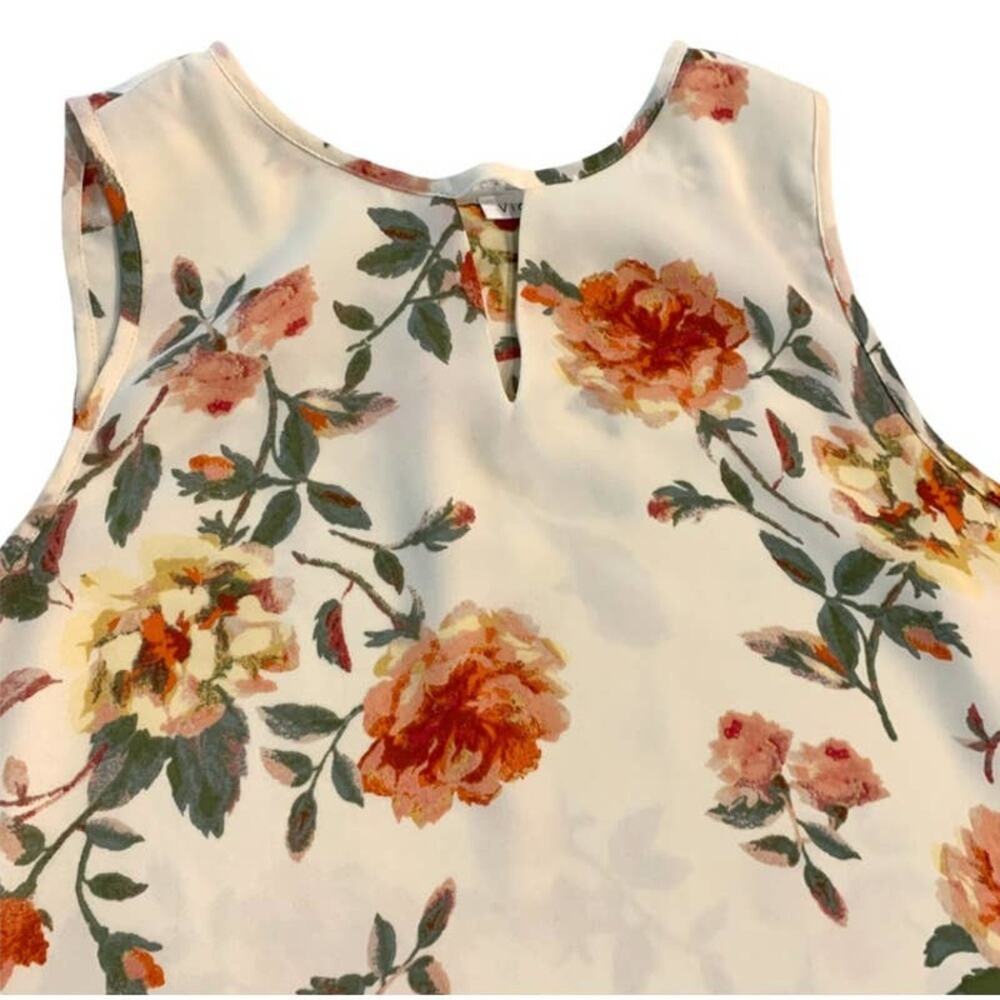 Violet + Claire flowered floral top. Keyhole front and top button back. Medium - Picture 12 of 12